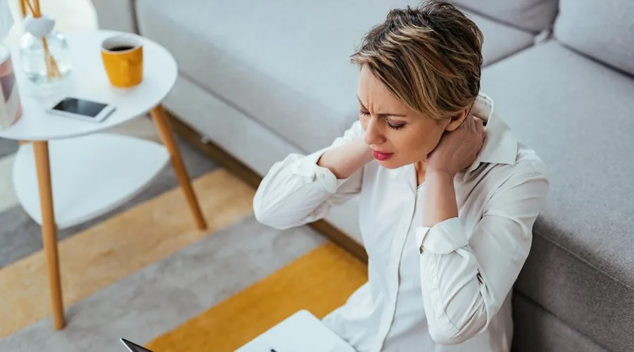 Stress et cervicales : pourquoi votre corps stocke la pression dans la nuque